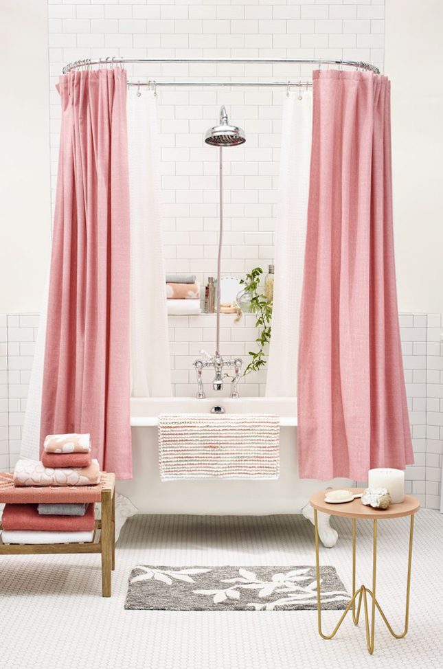 banheiro-com-banheira-classica-e-cortinas-rosas