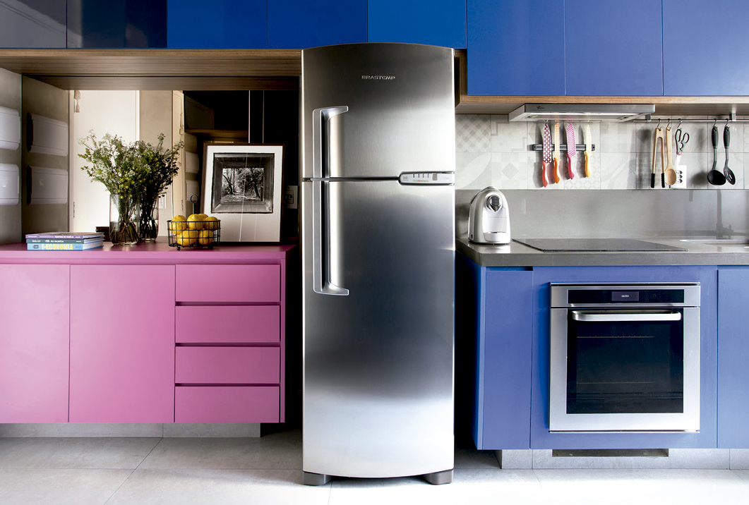 casa-claudia-cozinha-contraste-anil-e-pink