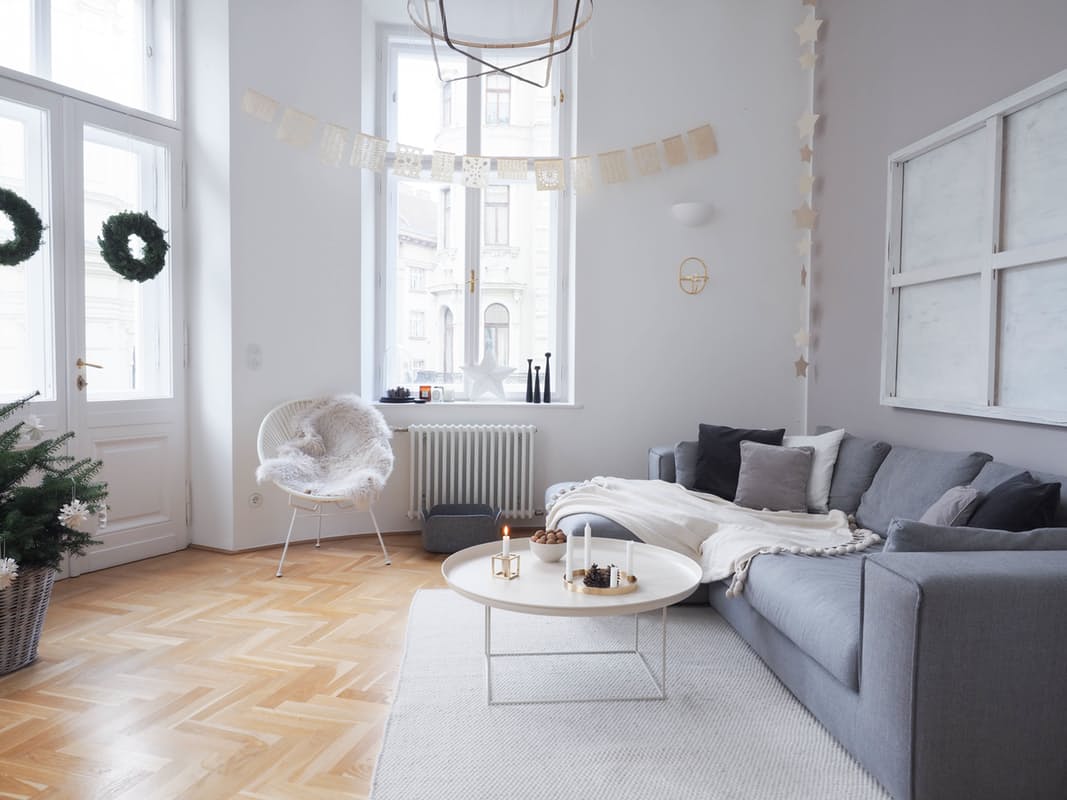 01-apartamento-com-estilo-escandinavo-decorado-para-o-natal
