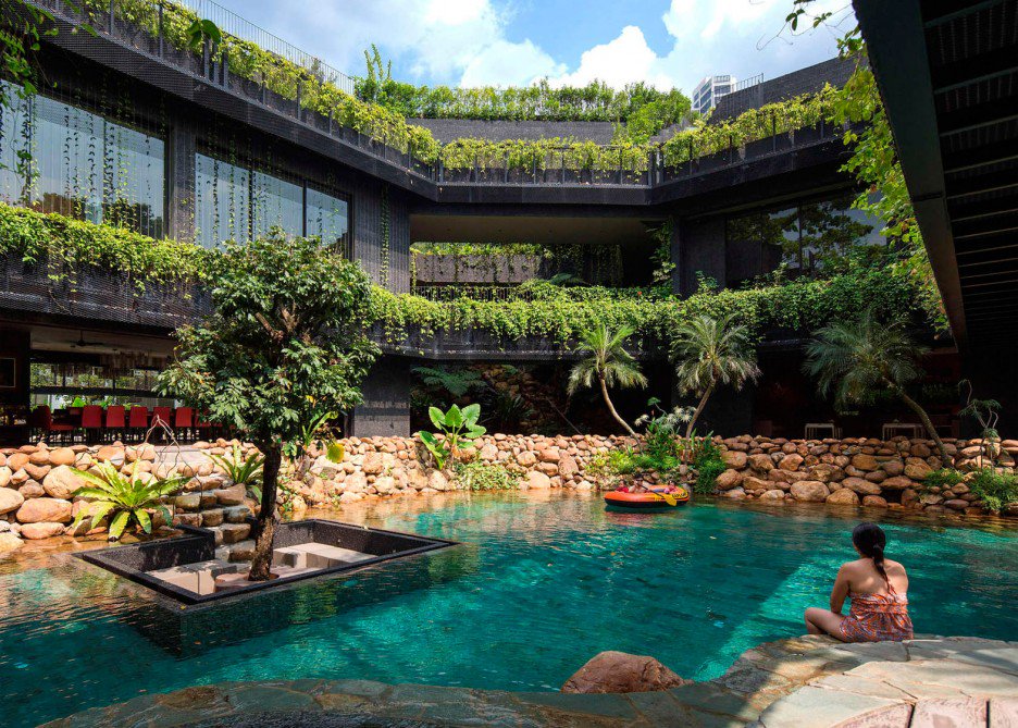 01-telhado-verde-escalonado-abraca-a-piscina-em-casa-em-cingapura