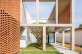 02-arquitetos-criam-grade-de-concreto-para-expandir-casa-em-brasilia