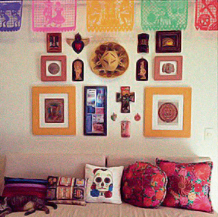 03-mostre-sua-casa-cores-na-parede-e-arranjos-sobre-o-sofa