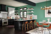 cozinha-com-ilha-preta-e-paredes-verdes