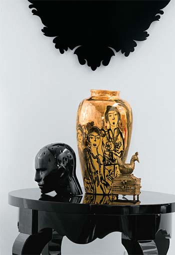 O vaso de Isabelle Tuchband, valoriza a mesinha de laca preta (Conceito Firma...