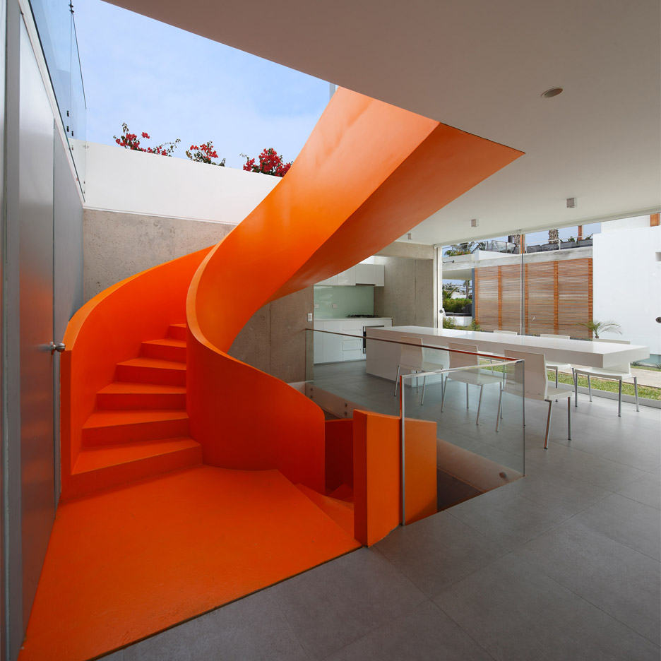 inspiracao-do-dia-escada-laranja-em-casa-peruana