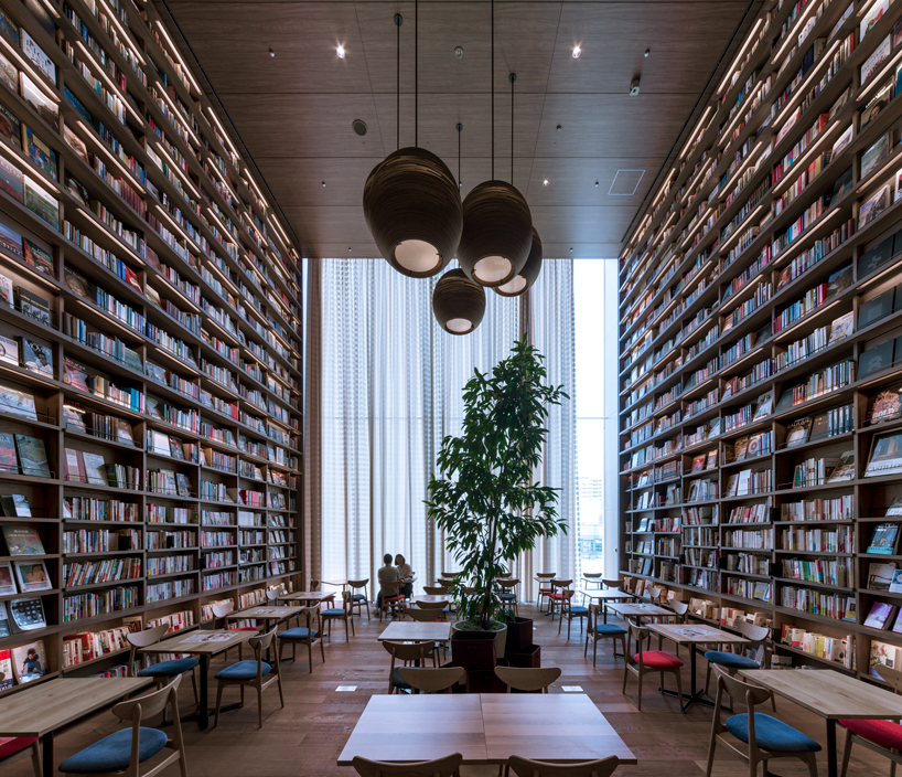 1-biblioteca-no-japao-com-pe-direito-alto-e-muita-madeira-no-decor