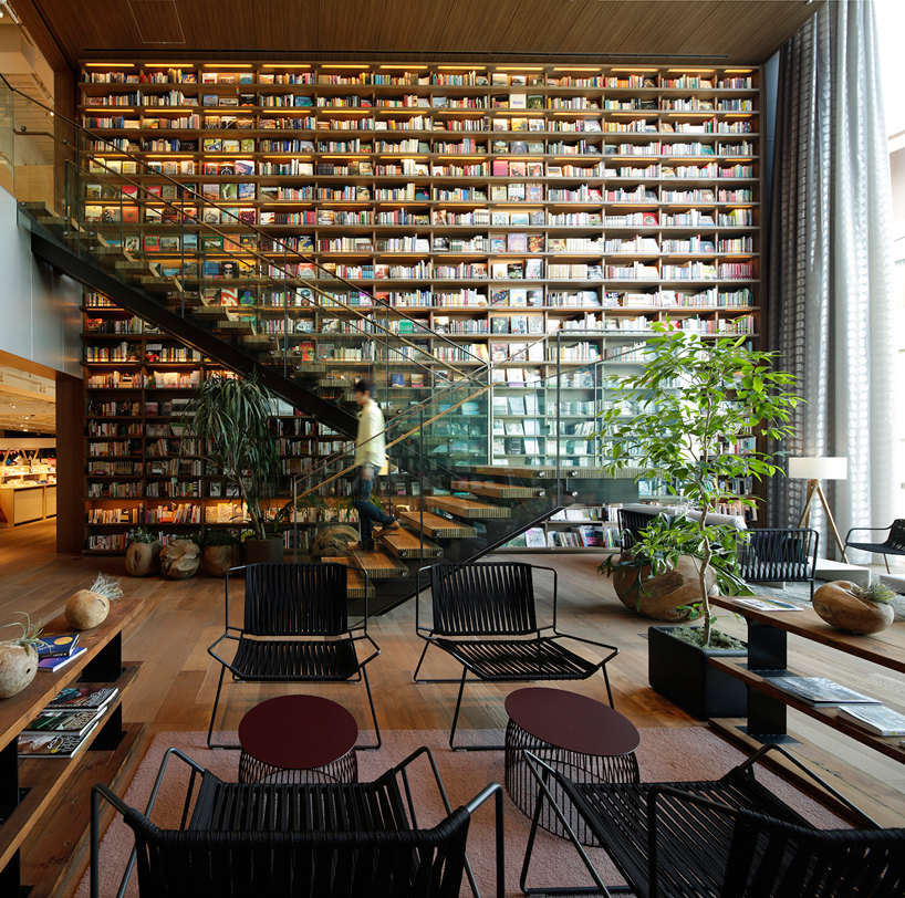 2-biblioteca-no-japao-com-pe-direito-alto-e-muita-madeira-no-decor