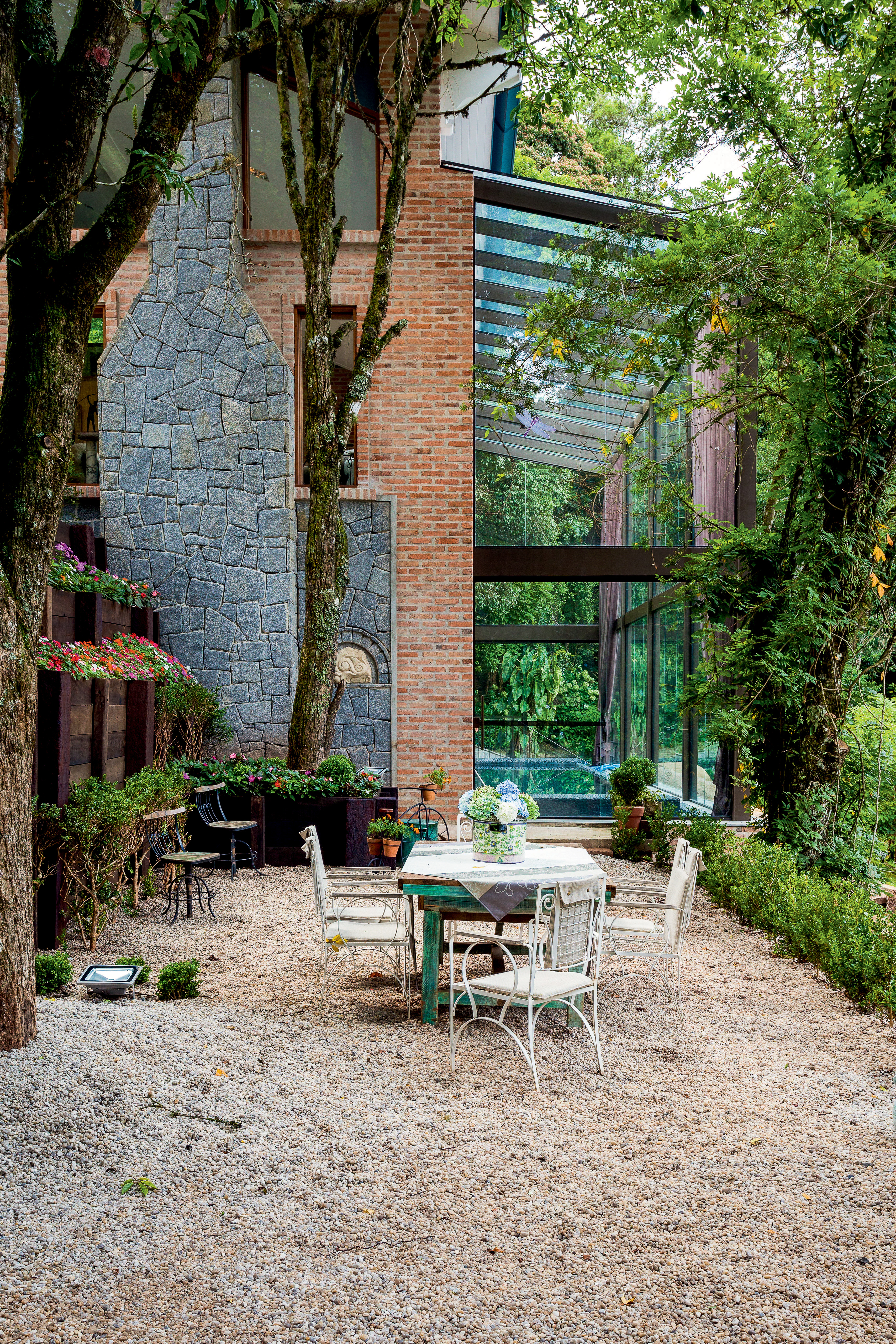 Jardim em projeto de Tito Ficarelli, do estúdio Arkitito.