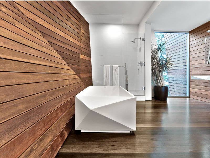 banheiro minimalista com paredes de madeira
