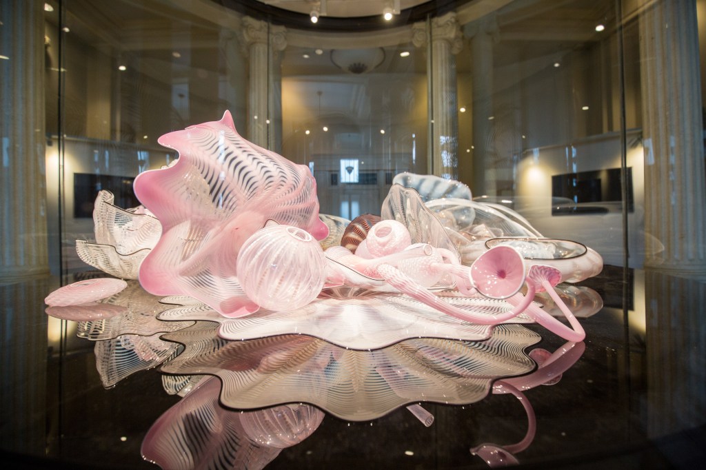 Dale Chihuly expõe peças maravilhosas feitas com vidro