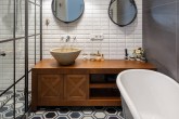 Banheiro com mix de azulejos