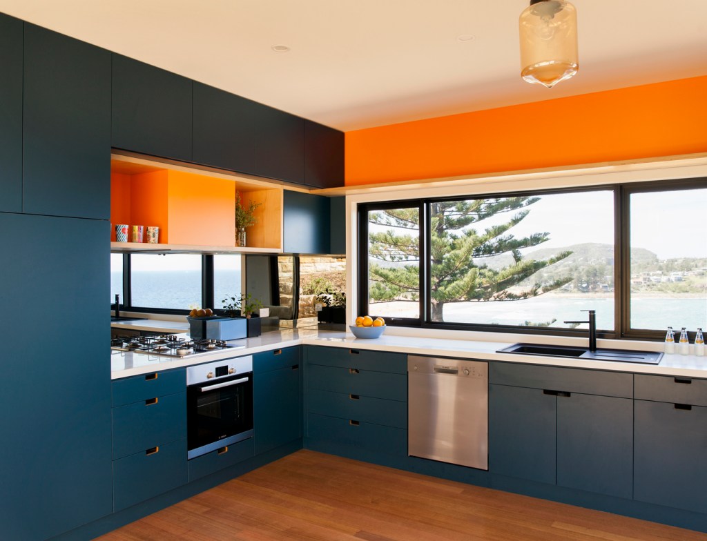 Cozinha espaçosa com cores intensas