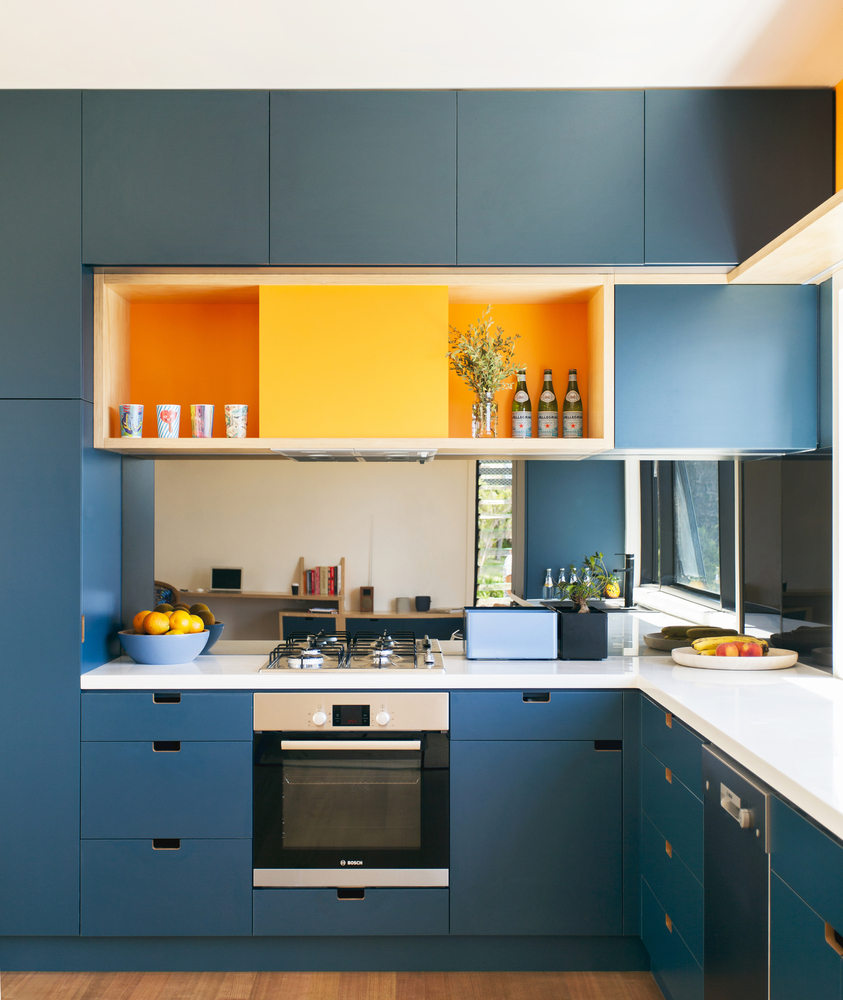 Cozinha espaçosa com cores intensas