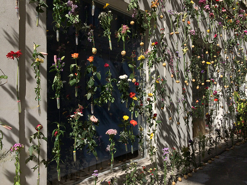 Prédio em Milão ganha fachada com 2 mil flores suspensas