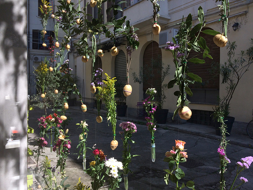 Prédio em Milão ganha fachada com 2 mil flores suspensas