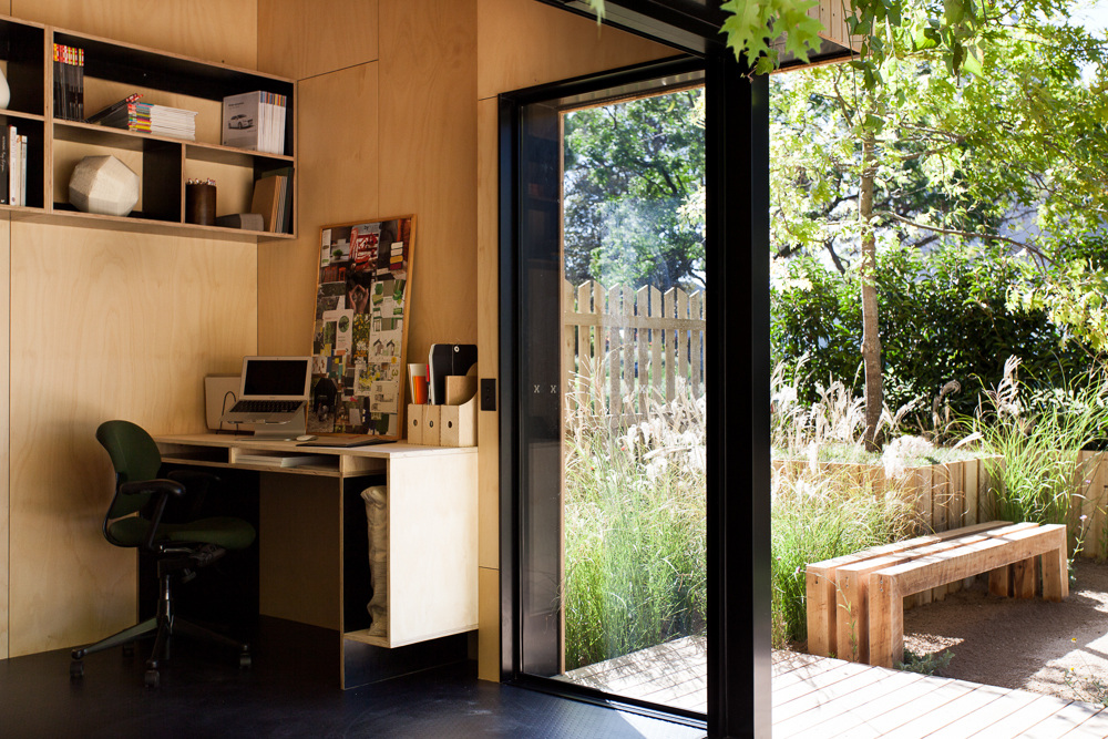 Home office montado em pequeno estúdio no jardim