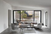 Sala minimalista com destaque para o sofá