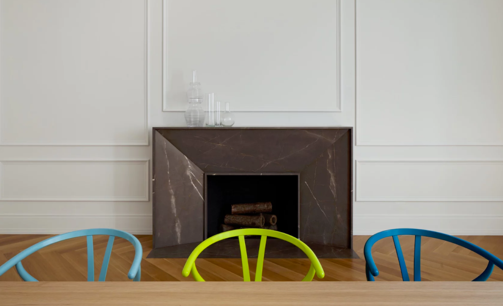 Sala de jantar minimalista e com cadeiras coloridas