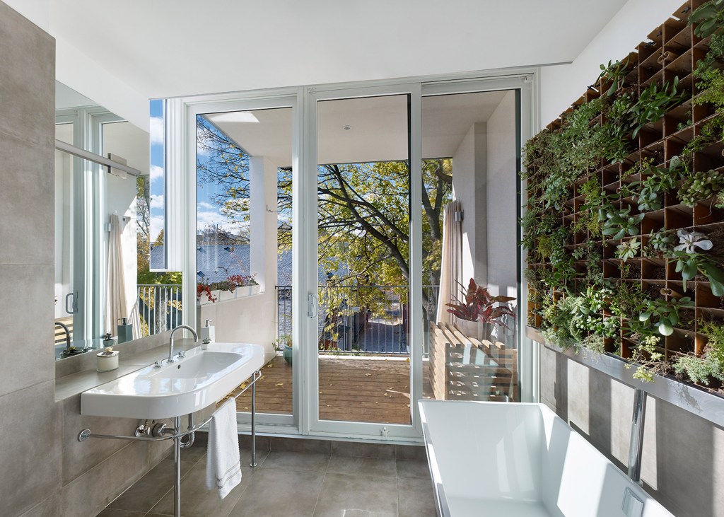 banheiro com jardim vertical e varanda