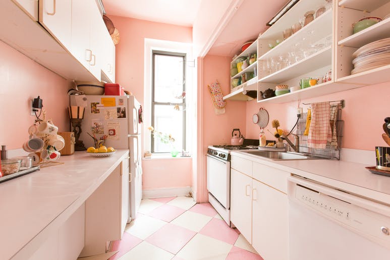 Cozinha rosa e preto com detalhes em dourado
