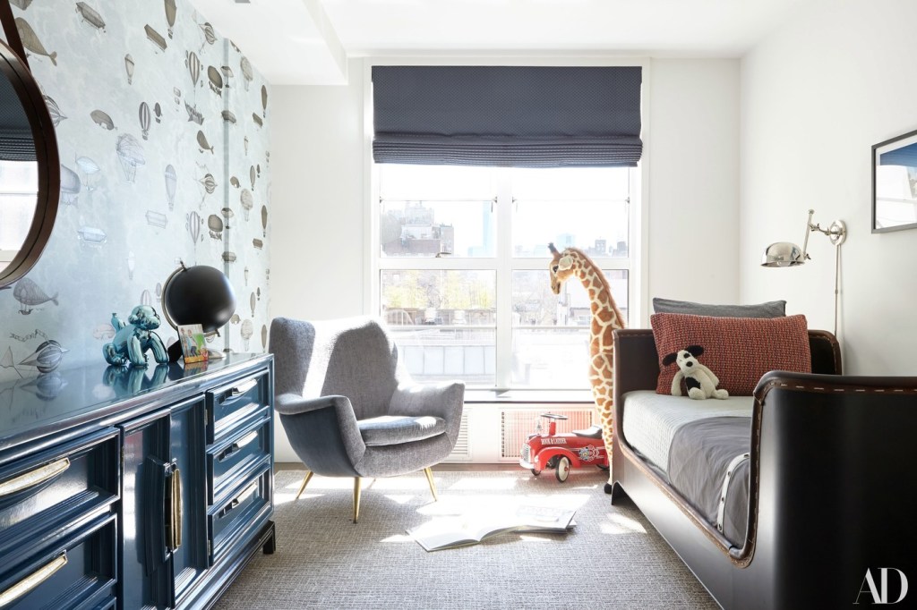 quarto infantil com mix de móveis contemporâneos e vintage e com papel de parede personalizado com balões de ar quente