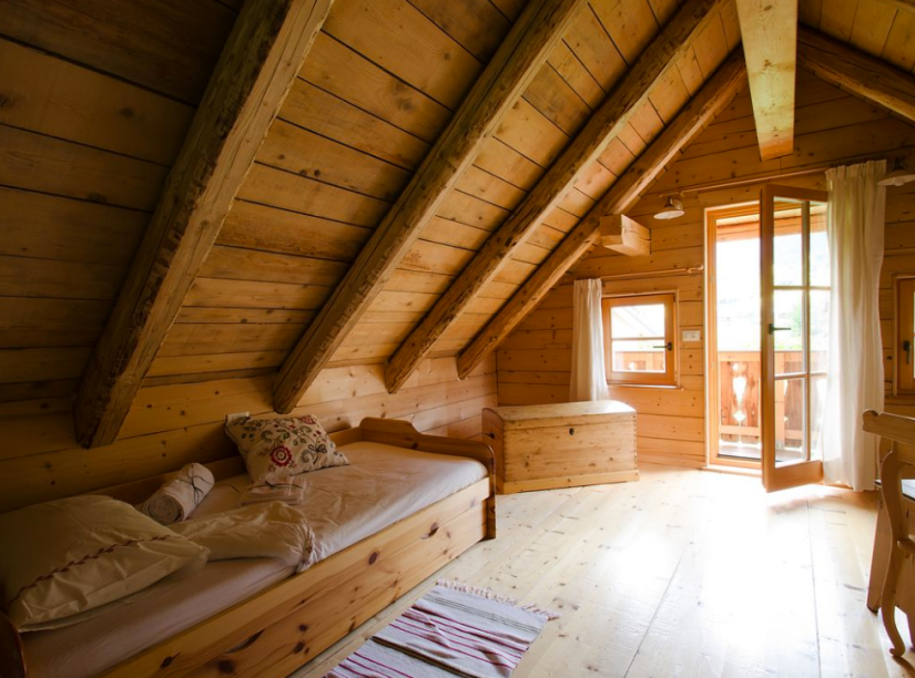Com uma clima hospitaleiro e romântico, a casa conta com um quarto e um banheiro, onde a madeira é a verdadeira protagonista.