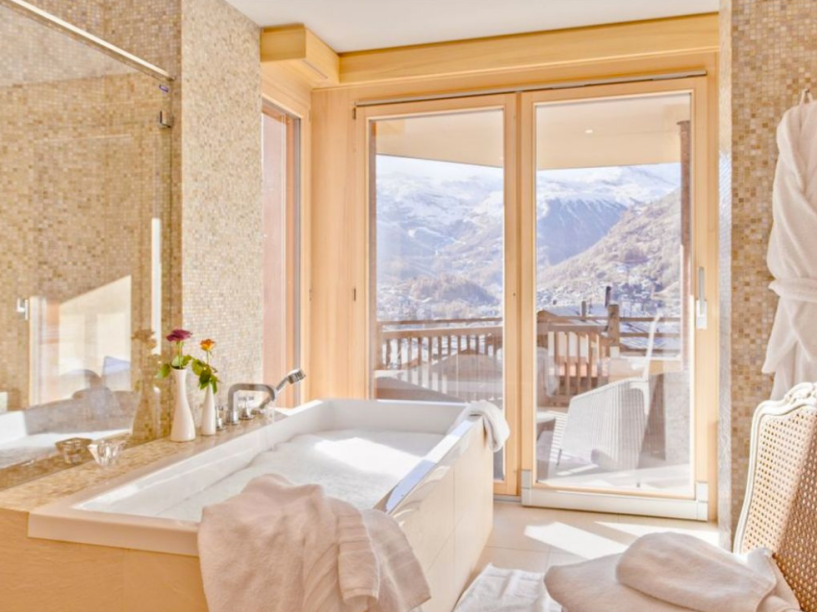 Com capacidade para 14 pessoas, <a href="https://www.homeaway.es/p3494906">este chalé</a> fica em um dos endereços mais requintados e luxuosos de Zermatt: a exclusiva Petit Village.