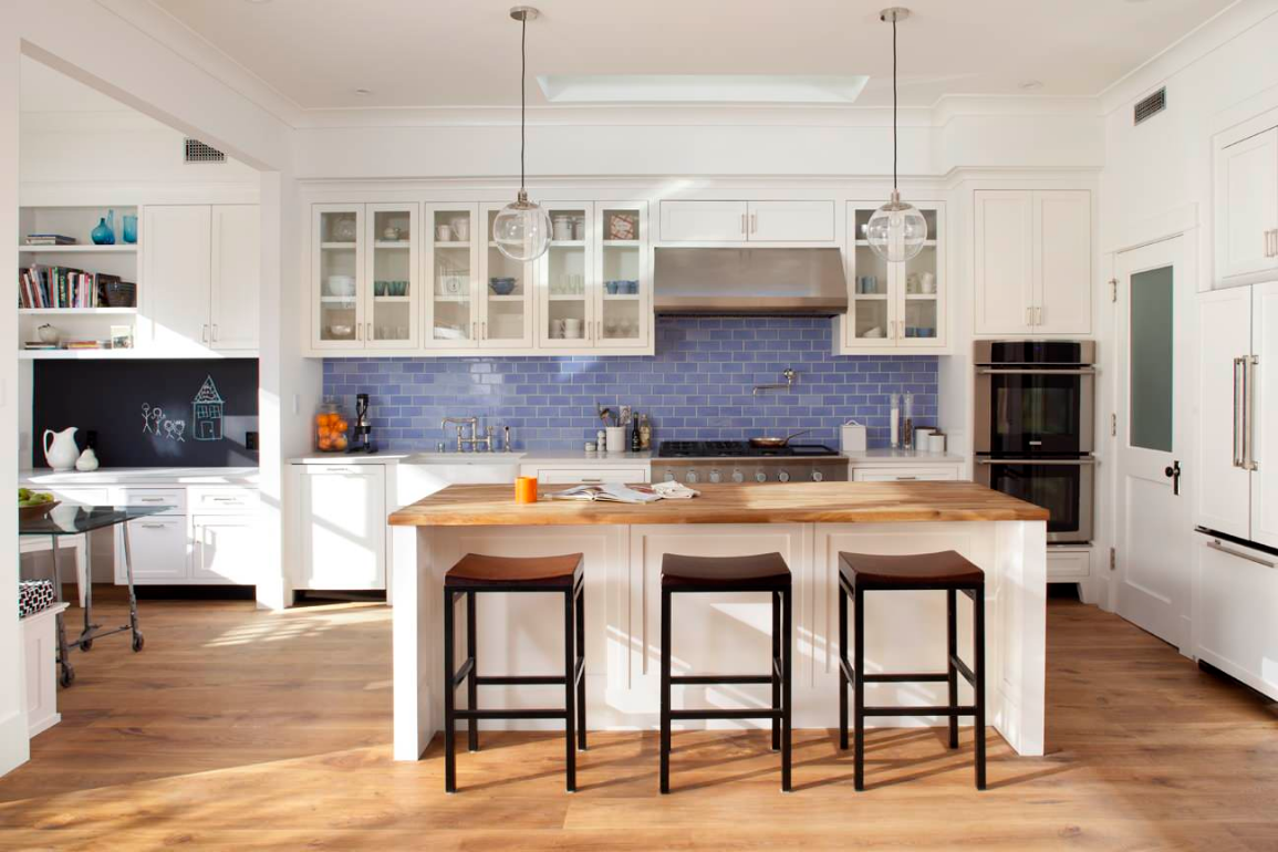 Cozinha decorada com backsplash e azulejos