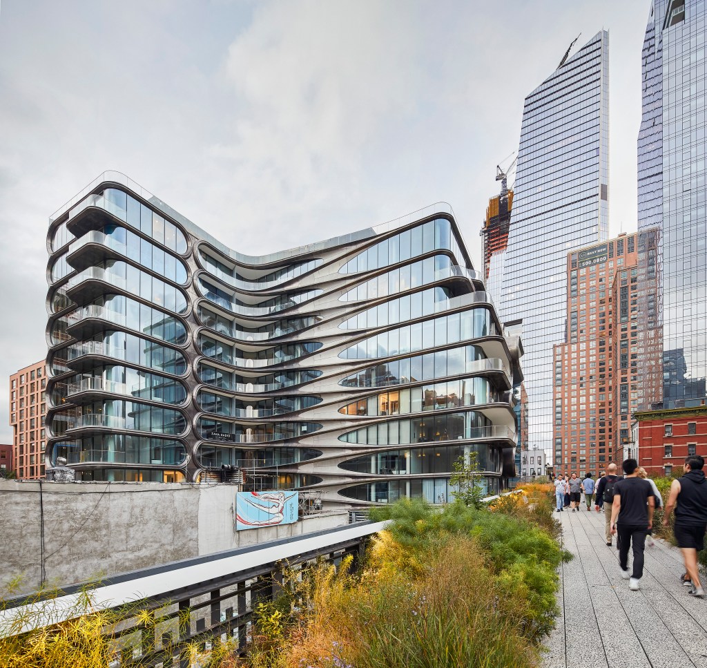 A arquiteta iraniana criou um edifício residencial de luxo, construído em frente ao High Line, em Manhattan