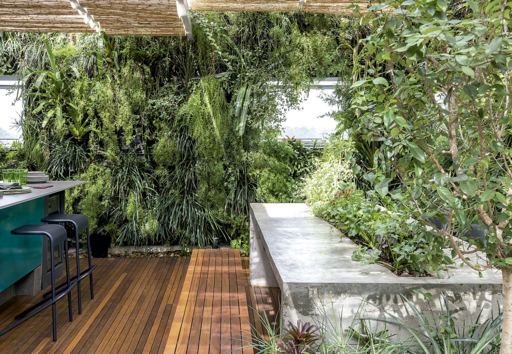 “Como o espaço é usado quando o morador quer relaxar, achamos que um jardim tinha tudo a ver com o clima”, conta a arquiteta Mariana Guardani.