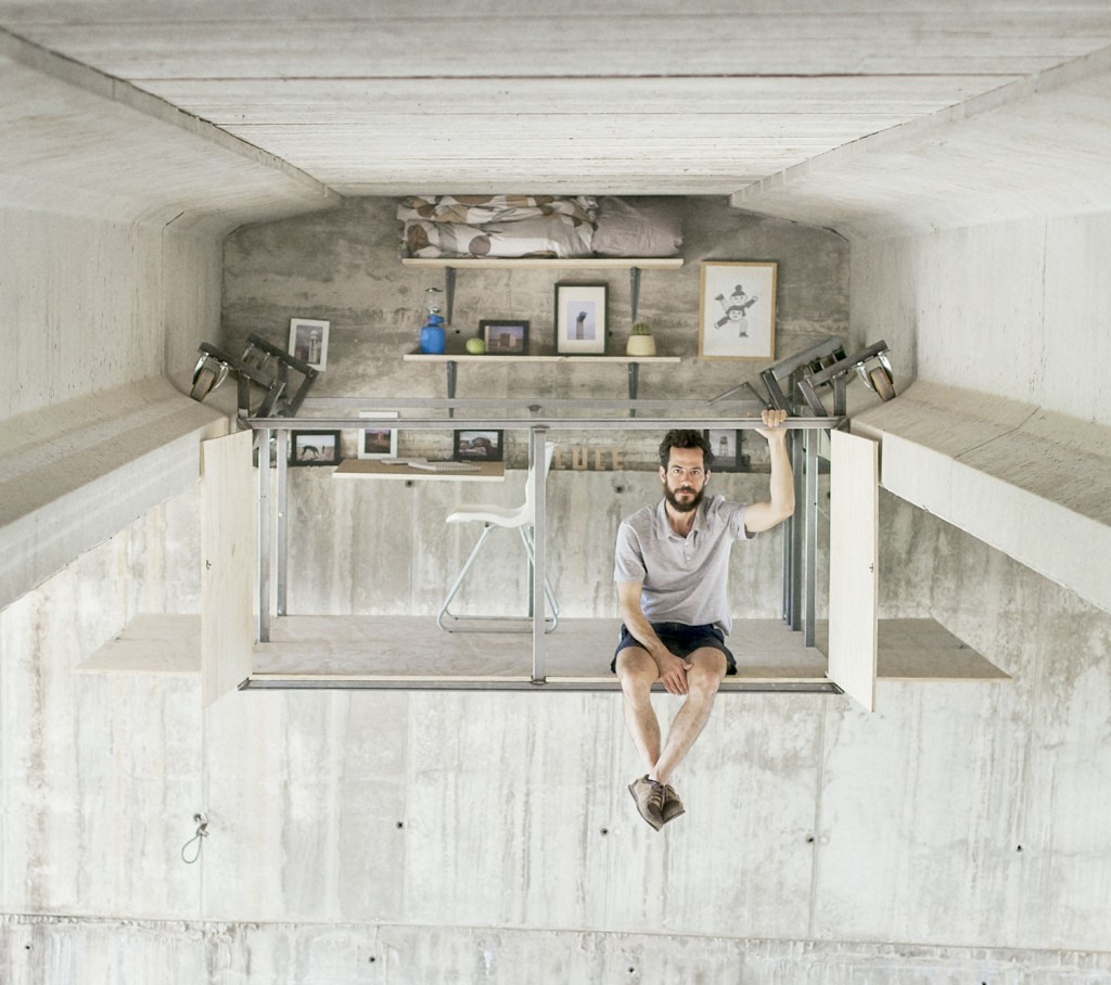 O designer Fernando Abellanas, conhecido como Lebrel, usou a estrutura de concreto de uma ponte de Valência, na Espanha, para criar uma cabana que vira escritório e cama. Na plataforma, há uma manivela que permite correr de um lado (para subir) a outro (para se isolar).