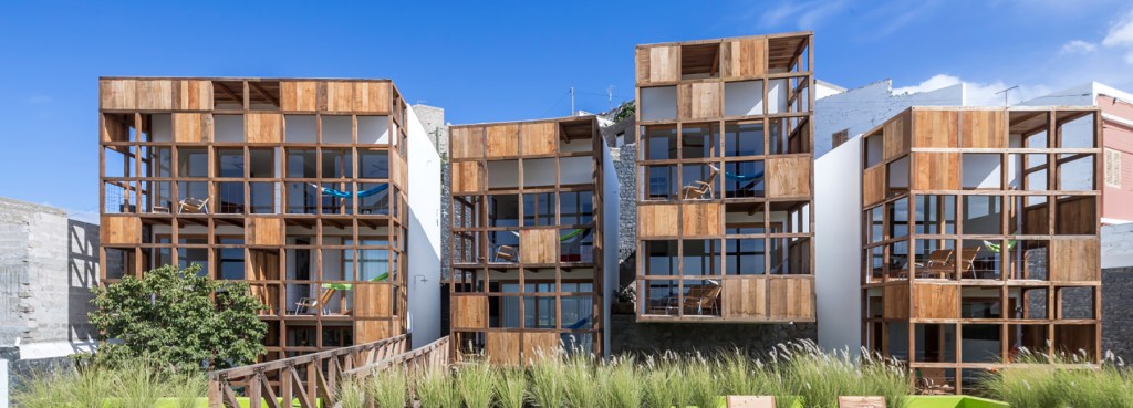 Hotel em Cabo Verde tem fachada de madeira e vista para a baía