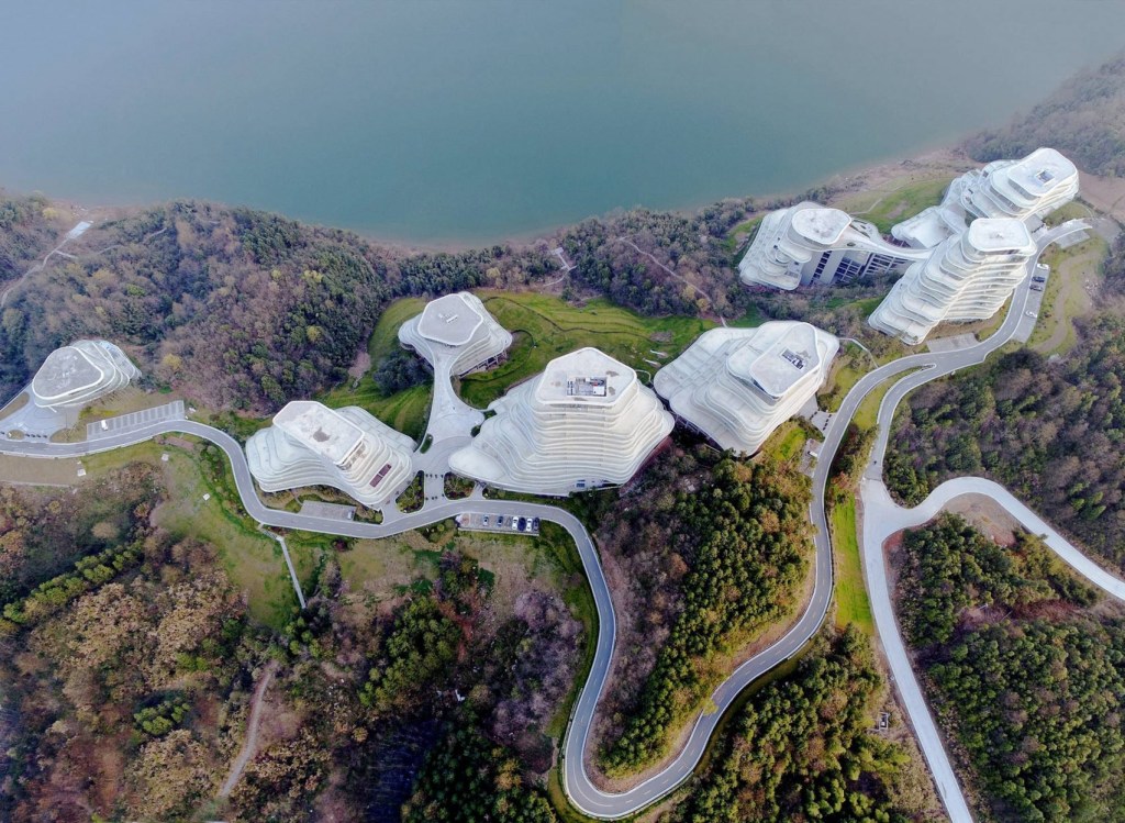 Conjunto residencial chinês imita as formas das montanhas ao redor