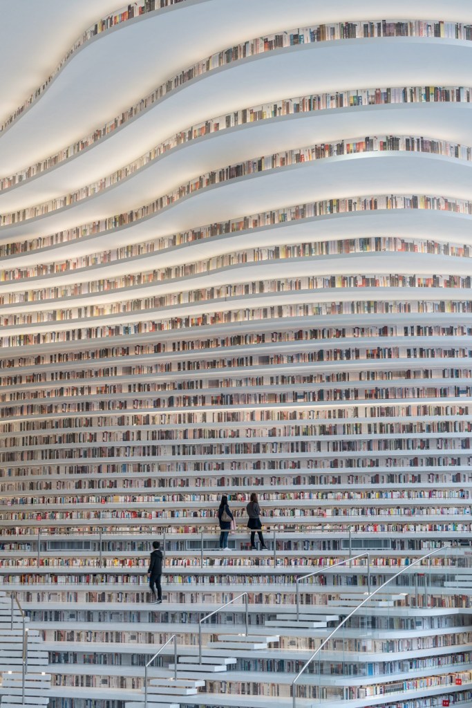 Biblioteca em formato de olho gigante