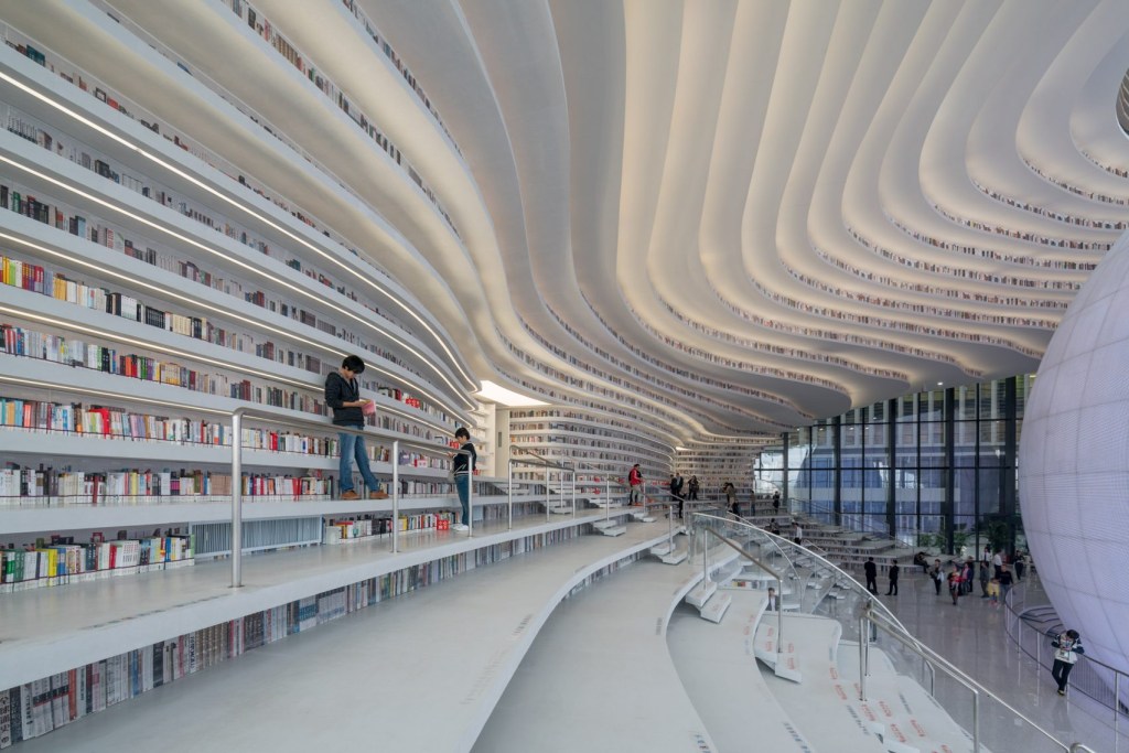 Biblioteca em formato de olho gigante