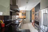 Apê de 343 m² com decoração moderna e cozinha gourmet