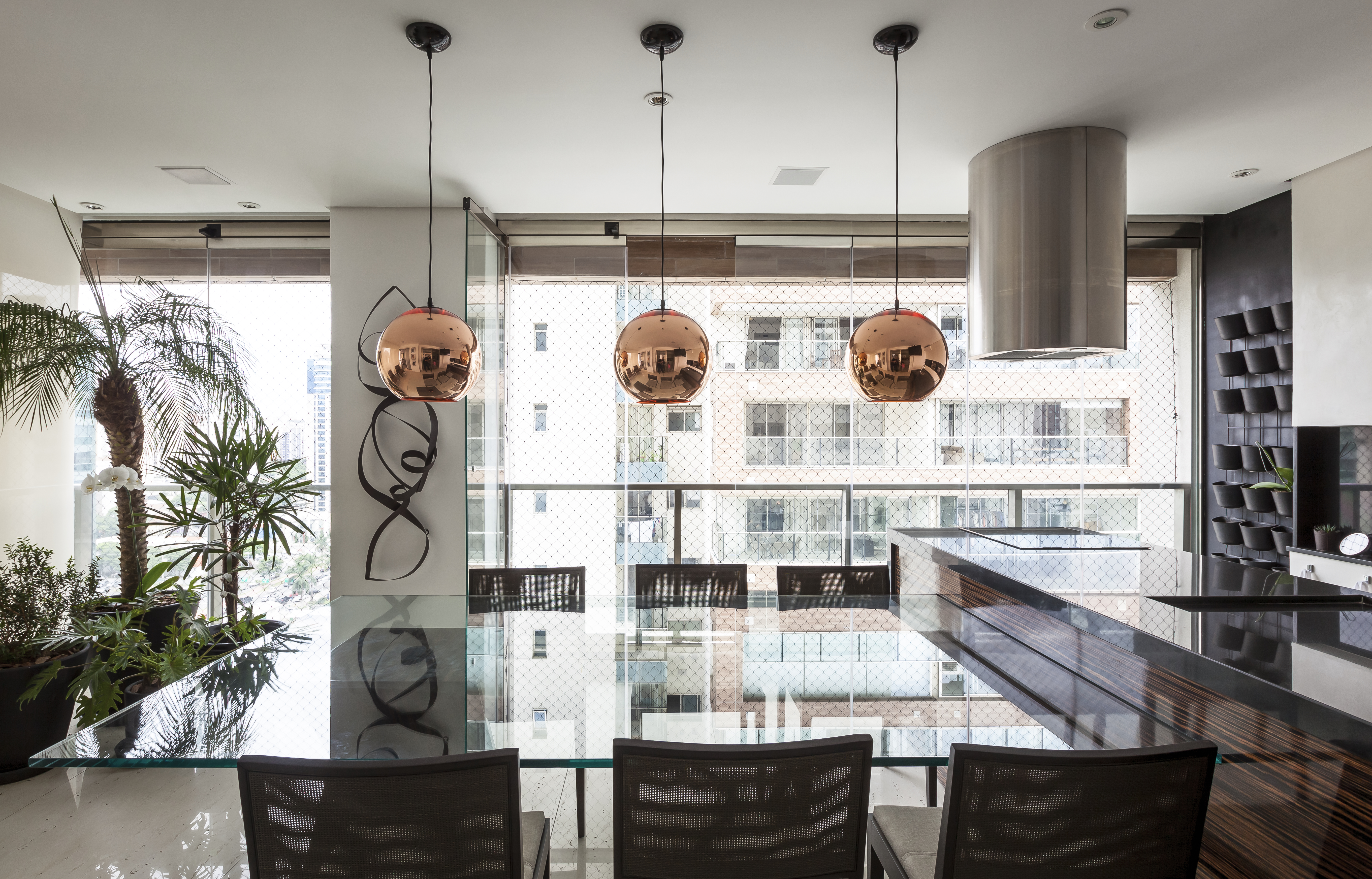 Apê de 343 m² com decoração moderna e cozinha gourmet