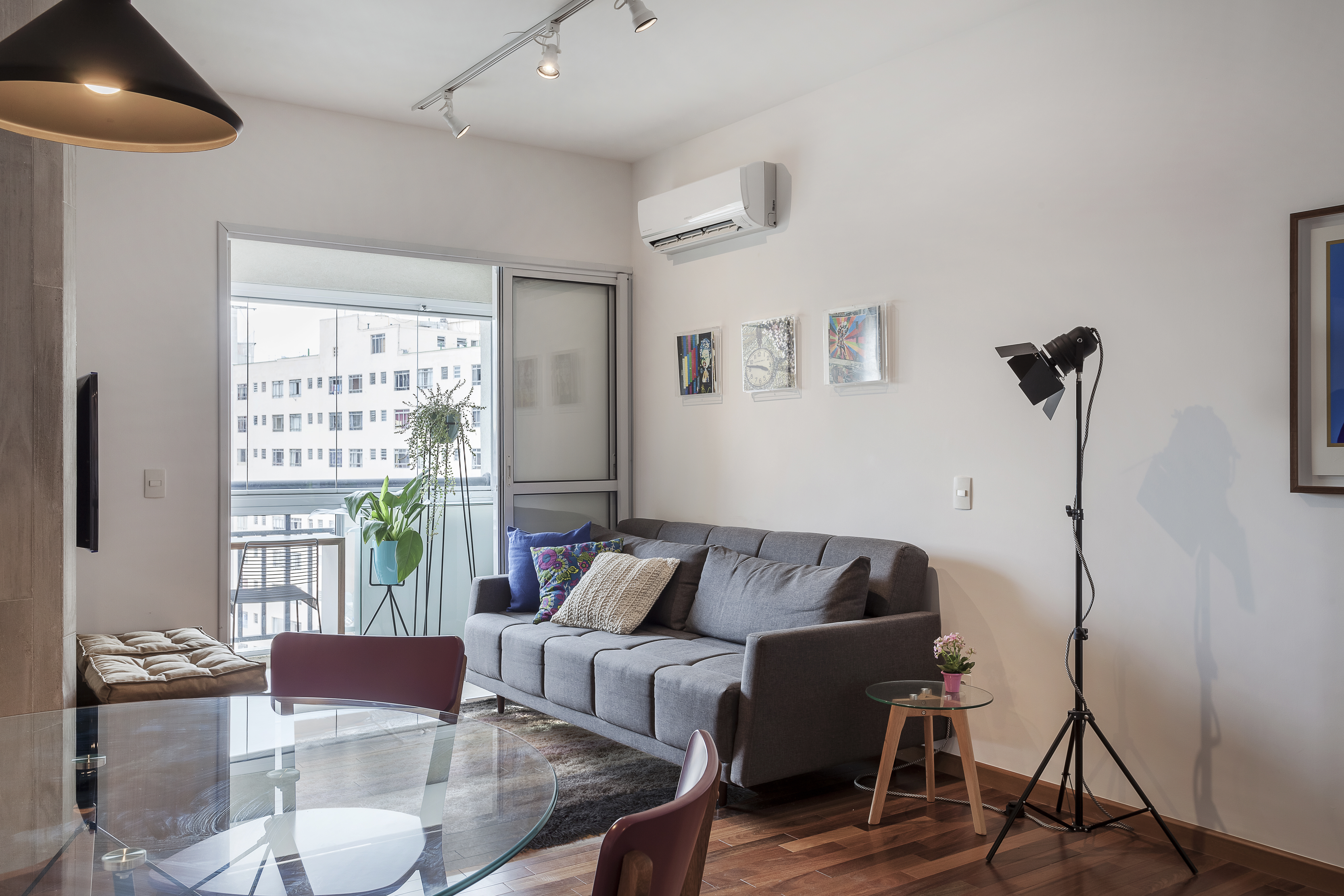 Apartamento com décor neutro planejado para três jovens estudantes
