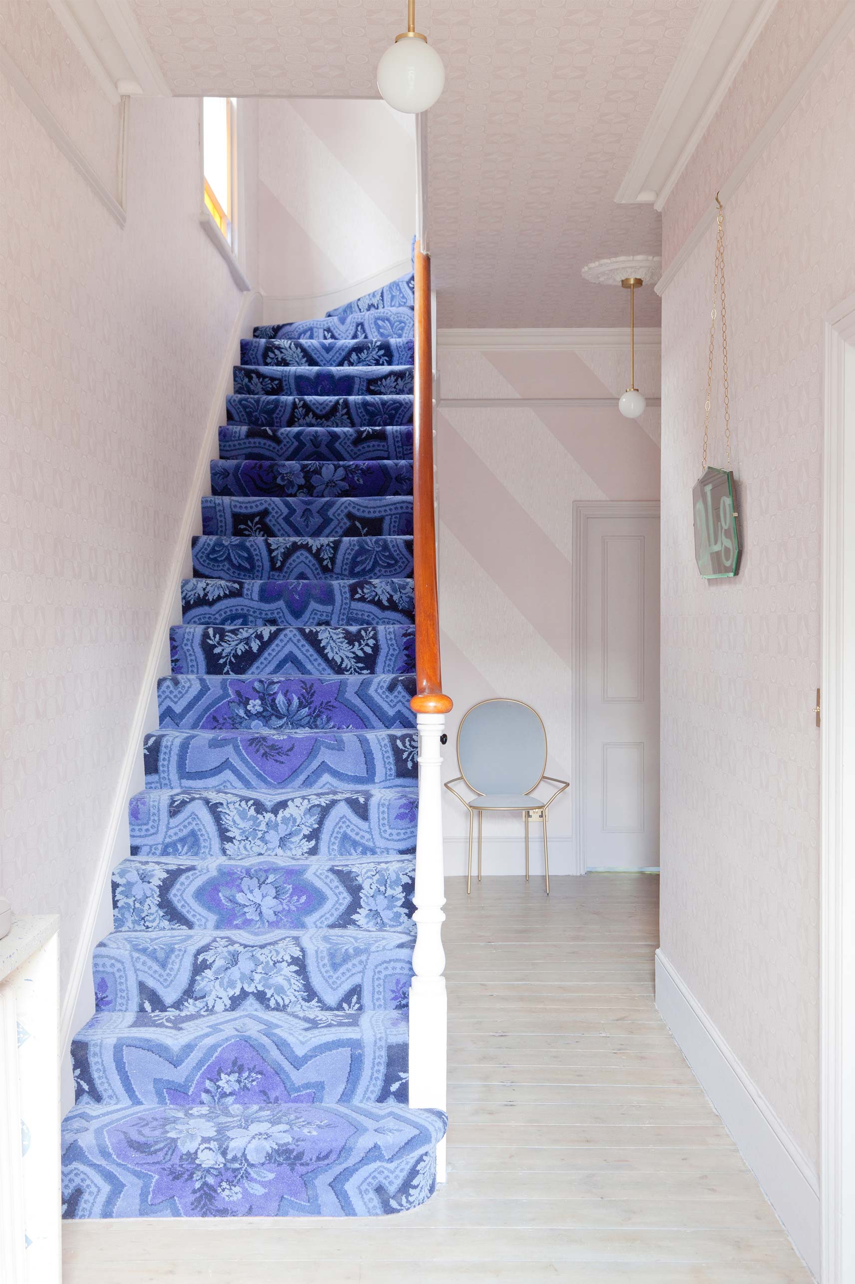 Escada com tapete colorido