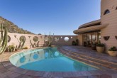 Circular, a Norman Lykes Home conta com uma vista de 180 graus de Phoenix, no Arizona