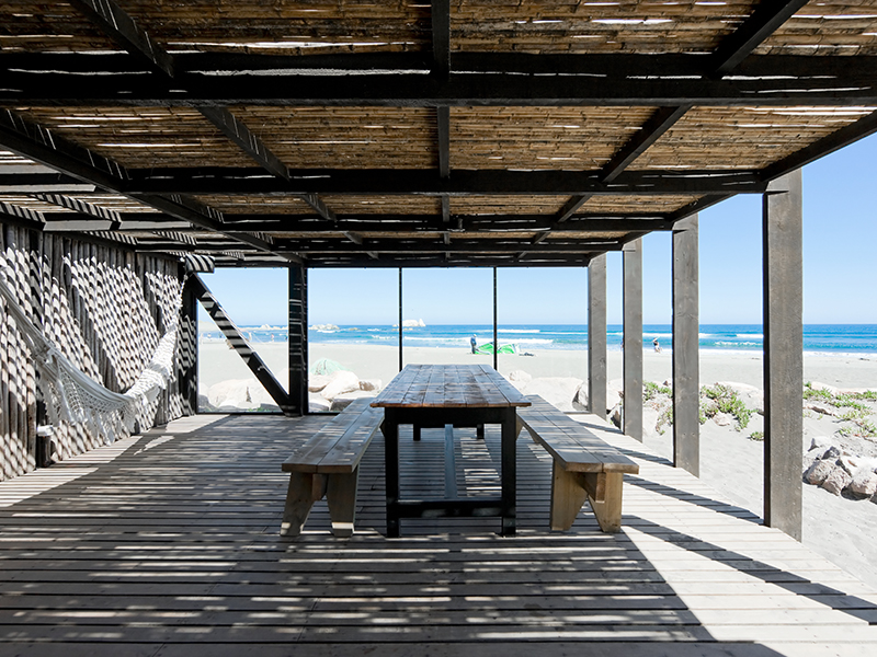 Assinado pelo WMR Arquitectos, o Hotel Surazo é composto por estruturas de madeira e vidro com pátios ao ar livre