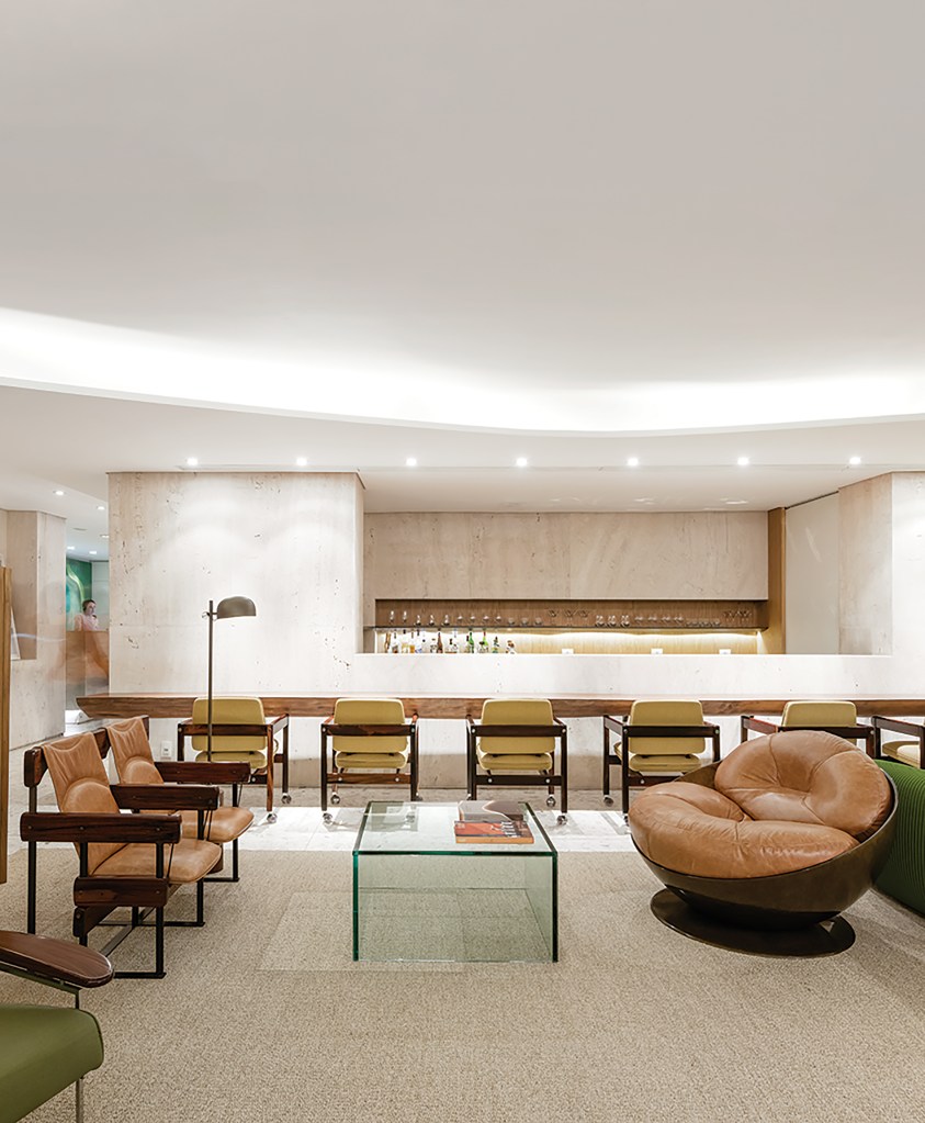 Do conceito arquitetônico ao décor e ao menu do restaurante, a bossa carioca influencia a atmosfera do espaço de luxo