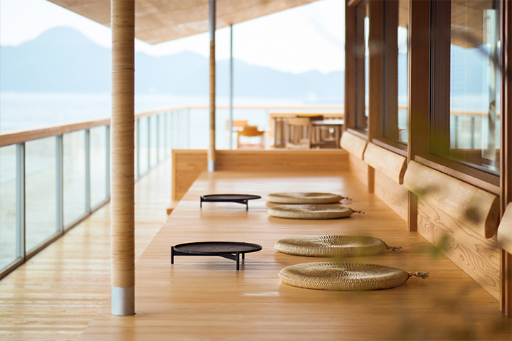 Obra do arquiteto japonês Yasushi Horibe, o espaço é dominado pela madeira e conta com 19 quartos