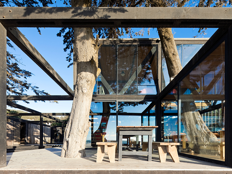 Assinado pelo WMR Arquitectos, o Hotel Surazo é composto por estruturas de madeira e vidro com pátios ao ar livre