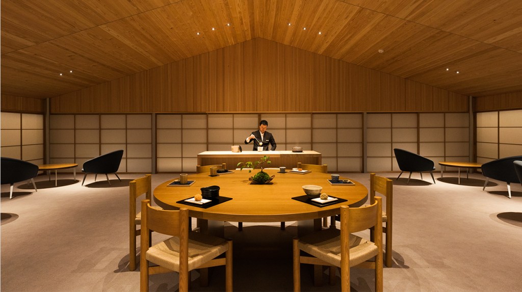 Obra do arquiteto japonês Yasushi Horibe, o espaço é dominado pela madeira e conta com 19 quartos