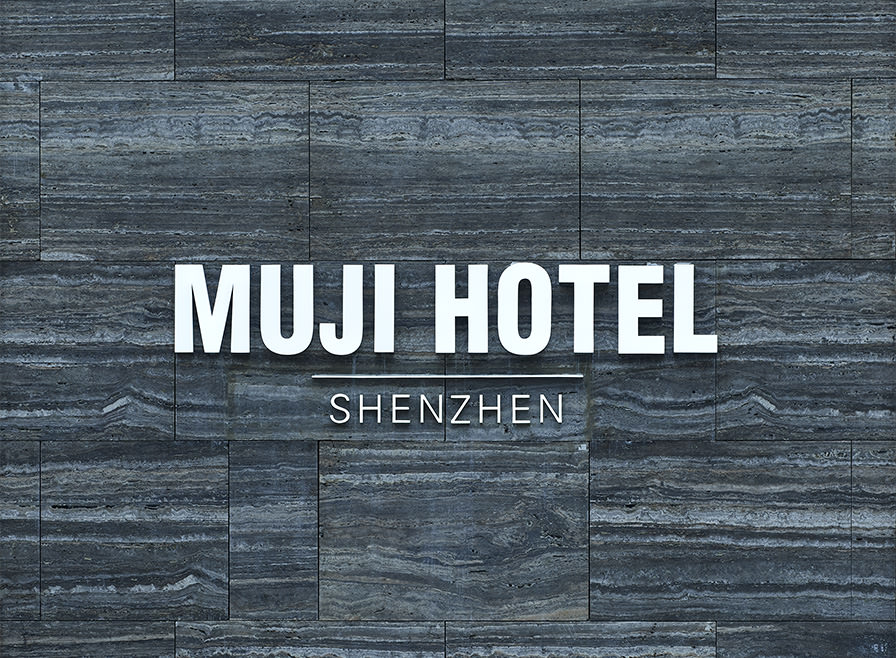 O prédio do Muji Hotel, em Shenzen, acomoda 79 quartos e a maior loja da marca no país