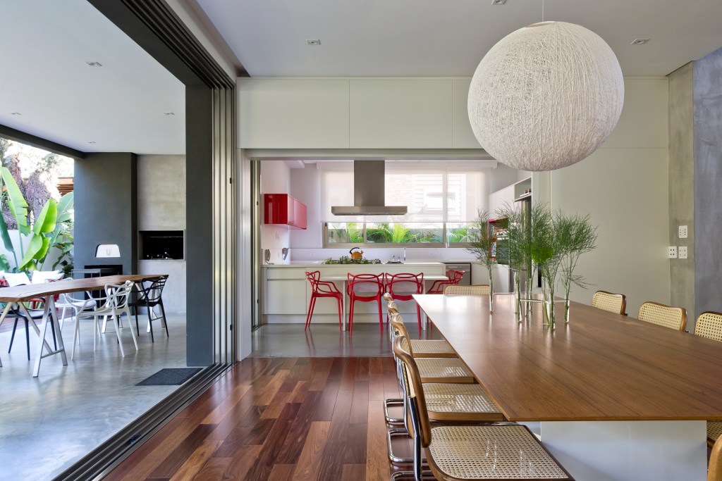 Casa com décor contemporâneo e móveis de Philippe Starck