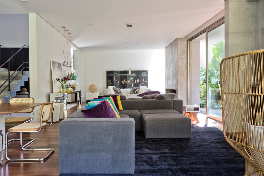 Casa com décor contemporâneo e móveis de Philippe Starck