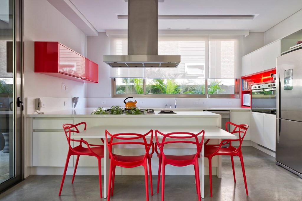 Cozinha com detalhes em vermelho
