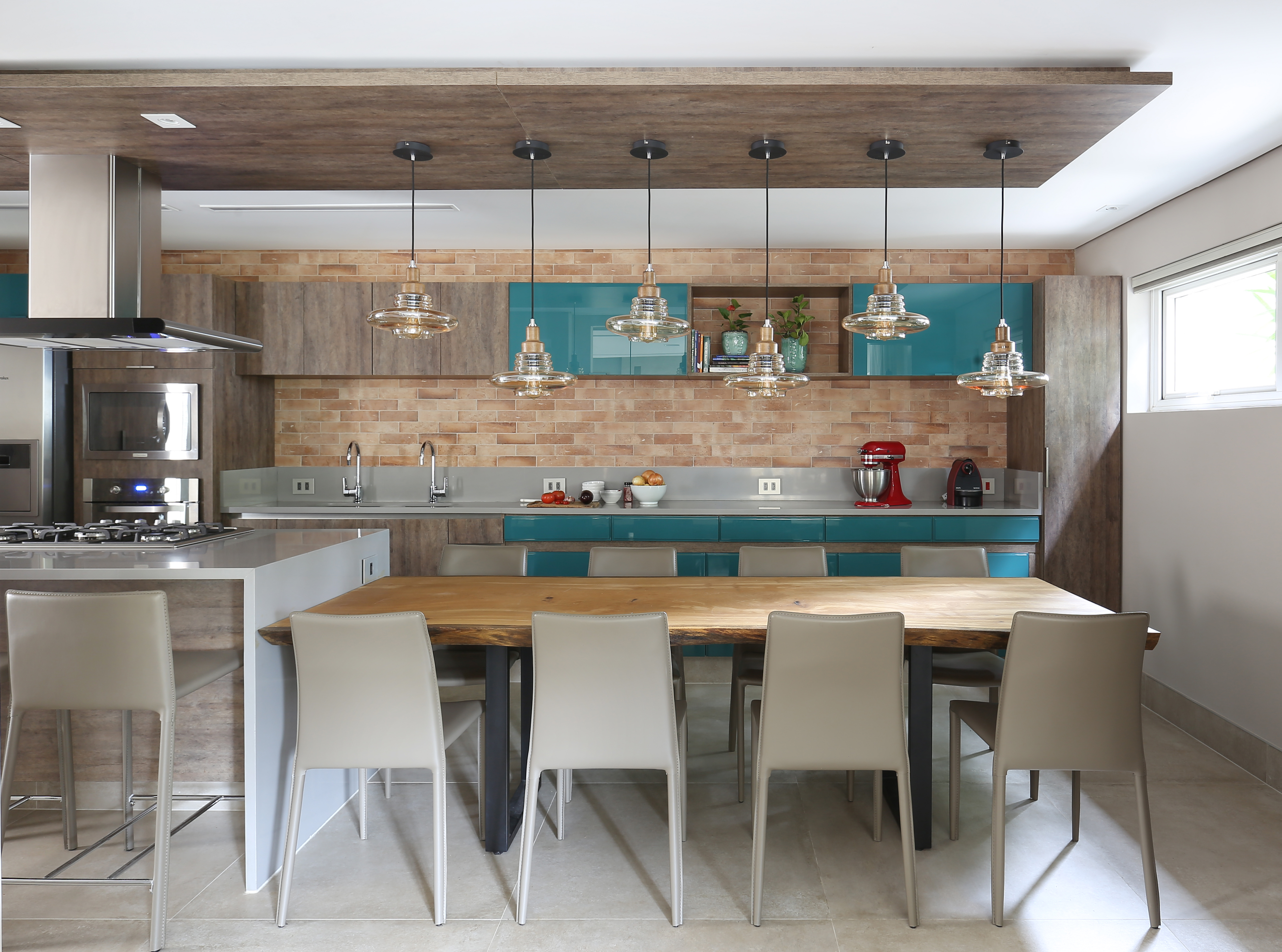 Cozinha integrada com sala de jantar com decoração descontraída